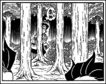 木陰から覗く男性